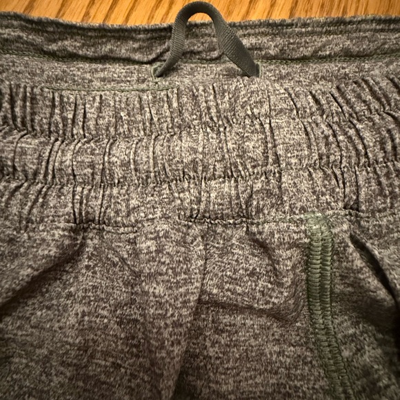 Lululemon Run Speed Shorts 4” Gray Black Stripe Size 6 Zip Pocket - Picture 5 of 10
